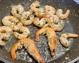 Foto del paso 6 de la receta: Plumas con langostinos, almejas y verduritas
