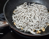 Foto del paso 2 de la receta: Ensalada templada de gulas y aguacate