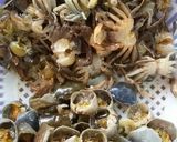 Hình bước làm 1 của món Cua đồng tẩm ướp chiên giòn