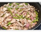 Foto del paso 1 de la receta: Arroz con setas y espárragos trigueros