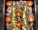 Foto del paso 3 de la receta: Calabacines Hasselback con Panceta y Gouda sobre Lecho de Tomate y Cebolla