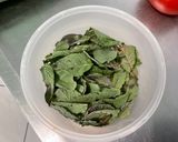 Une image de l'étape 6 de Salade de concombres et tomates au labneh, menthe et feta.