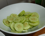 Foto del paso 1 de la receta: Ensalada de tomate con cebolla, alficoz y hueva de merluza salada