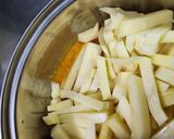 Foto del paso 3 de la receta: Rollitos de salchicha con guarnición de papitas con romero