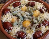 Foto del paso 4 de la receta Habas frescas horneadas con choricitos rojos y huevos