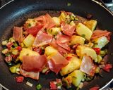 Foto del paso 1 de la receta: HUEVOS🍳Revueltos, Papas Cocidas y Fiambres...!🥓🥩
