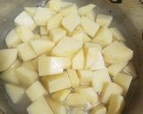 Foto del paso 1 de la receta: Papas salteadas con ajo y limón..