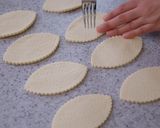 A picture of step 11 of Puff Pastry Sugar Cookies (Leaf-shaped Simple Pies).