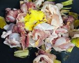 Hình bước làm 2 của món Mâm cơm nhà 30 phút: Gà xào gừng nghệ sả và canh bầu