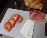Foto del paso 1 de la receta Desayuno: Croissant con jamón serrano, queso fresco y tomate
