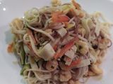 Noodles ai frutti di mare e verdure croccanti