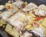 Foto del paso 3 de la receta: Pescado al ajo y orégano en cama de patatas con sorpresa