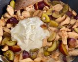 Une image de l'étape 5 de Émincé de poulet aux quetsches, miel, crème fraîche et vin moelleux.