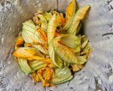 Foto del passaggio 4 della ricetta Schiacciata ai fiori di zucca