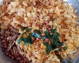 A picture of step 3 of Cornflakes Chivda.
