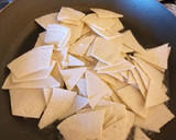 Foto del paso 1 de la receta: Migas con huevo, queso y chile