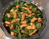 Une image de l'étape 4 de Salade de roquette aux crevettes, tomates, olives et ail.
