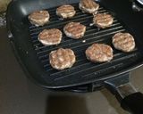 Foto langkah ke 5 dari resep Steak mini burger sederhana.