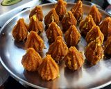 A picture of step 5 of Besan Pista Modak.