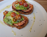 Foto del paso 2 de la receta: Brusqueta de aguacate con salmón