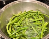Foto langkah ke 2 dari resep Braised Garlic Green Beans.