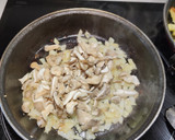 Foto del paso 3 de la receta: Lomo en salsa de cebolla y setas 🍄