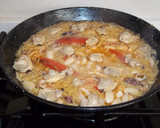 Foto del paso 10 de la receta: Fideos finos con judías blancas, calamares y almejas