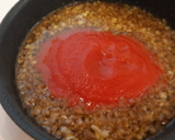 Foto del paso 3 de la receta: Salchichas frescas con salsa de tomate