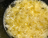 Foto del paso 2 de la receta: Tortilla de patatas con cebolla y ajo confitado 😋