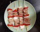 Foto del paso 2 de la receta: Brochetas de pollo marinado y verduras mediterráneas