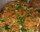 Foto langkah ke 5 dari resep Kwetiau goreng.