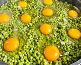 Une image de l'étape 4 de Petits pois aux œufs pochés – recette Portugaise.