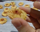 Foto langkah ke 6 dari resep Thumprint strawbery cheese cookies (tanpa oven & mixer).