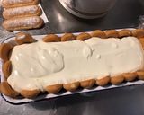 Une image de l'étape 10 de Charlotte à la rhubarbe et pralines roses.