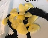 Une image de l'étape 4 de Filets de lingue bleue aux salicornes fraîches,citron confit et oignon rouge.