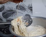 A picture of step 2 of Cheesy garlic chowmin.