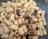 Foto del paso 4 de la receta Pasta con atún de mamá, cremosa (con cebollita de verdeo, alcaparras y aceitunas negras)