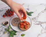 Foto del passaggio 5 della ricetta Frisella con pomodorini