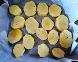 Foto del paso 1 de la receta: Ensalada de patatas asadas y langostinos