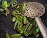 A picture of step 2 of Bhindi masala.
