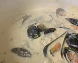 A picture of step 4 of Creamy Mussels.