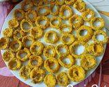 A picture of step 4 of Teasel Gourd Chips with Coconut flour.