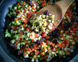Foto del paso 5 de la receta: Hojas de calabacín asadas rellenas con vegetales sobre guacamole