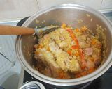 Foto del paso 4 de la receta: Arroz con pollo, zanahoria, maíz, guisantes y salchicha