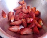 A picture of step 1 of Strawberry kheer.