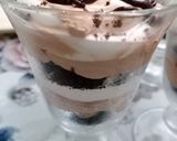 A picture of step 7 of Oreo mousse trifle.