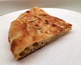 Foto del passaggio 4 della ricetta Focaccia con rosmarino e fiocchi di sale