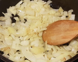 Foto del paso 2 de la receta: Guarnición de variado de setas del bosque con cebolla y pimiento