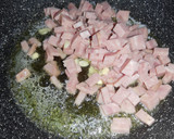 Foto del paso 3 de la receta: Pasta farfalle en salsa blanca con jamón y queso