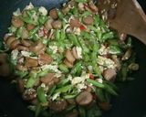 Foto langkah ke 3 dari resep Tumis Buncis Sosis Telur.